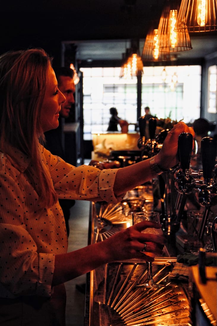 Marine Delmotte, propriétaire du bar à vins et bières spéciales le VB à Mouscron.